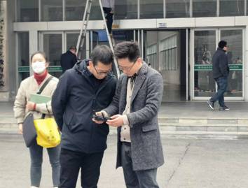 男人和女人站在街道上描述已自動生成